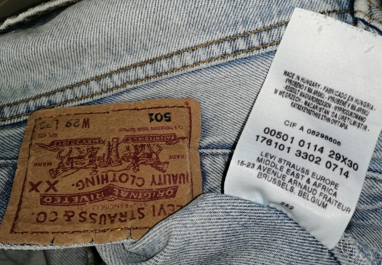 Lichte blauwe spijkerbroek met used effect en franjes "Levi's" 501 – photo 7